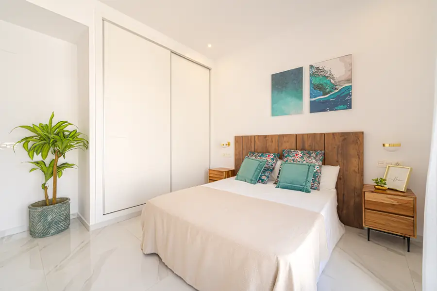 Slaapkamer met tweepersoonsbed en houten hoofdbord